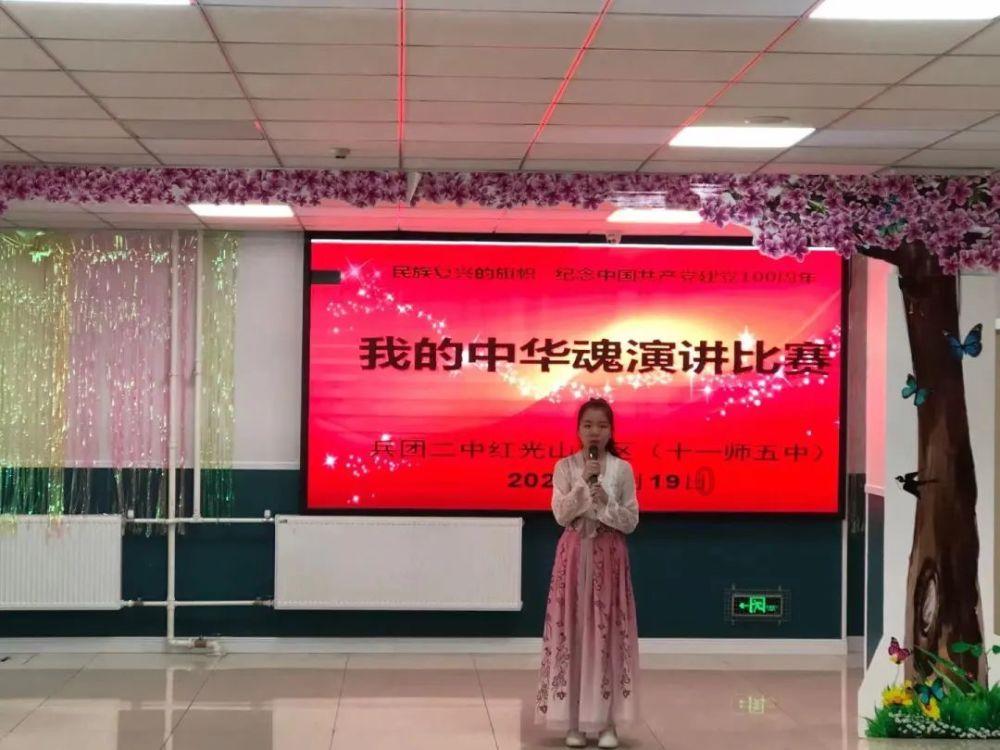 2024春运暖在椰城:“一对一”贴心服务 为旅客答疑解惑