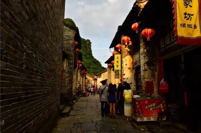爸爸经常对妈妈家庭暴力，女儿刚刚四周岁，有暴力倾向，为了孩子妈妈也要离婚，有错吗游戏画面